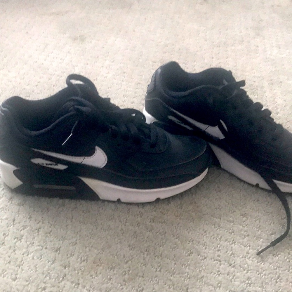 Nike Air Max 90 shoes